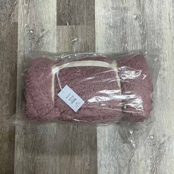 UO Amped fleece mauve blanket, 60x71. - Picture 6 of 8